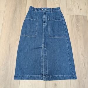 GAP Denim Large Pocket Midi Skirt Size 6 / 28 Front Slit 100% Cotton